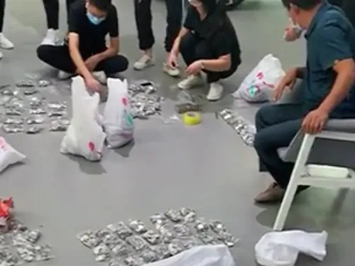 Un homme paie sa nouvelle voiture avec des pièces de monnaie (Vidéo)